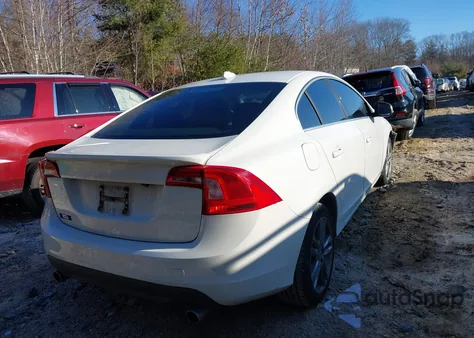 2013 Volvo S60 T5 Platinum z USA, uszkodzony, nr VIN YV1612FS9D2206014